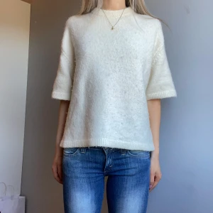 stickad tröja - stickad tröja från gina i storlek s💗bra skick förutom att den är lite nopprig, dock inget som syns supermycket💗bara att skriva för fler bilder eller frågor💗