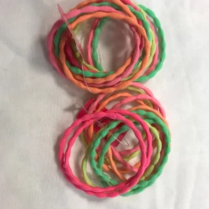 20st Färgglada  hårsnoddar i neonfärger - Säljer ett set med färgglada hårsnoddar i neonfärger. Armbanden är i rosa, orange och grön och har en tvinnad design. Perfekta för att liva upp vilken outfit som helst!