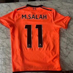 LFC Retro M.Salah New Balance jr 158  -  Salah äkta matchtröja från New Balance köpt på Anfield. Använd ett par gånger, mycket bra skick