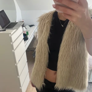 Beige pälsväst - Jättefin pälsväst som är perfekt till våren! använd fåtal gånger☀️😊