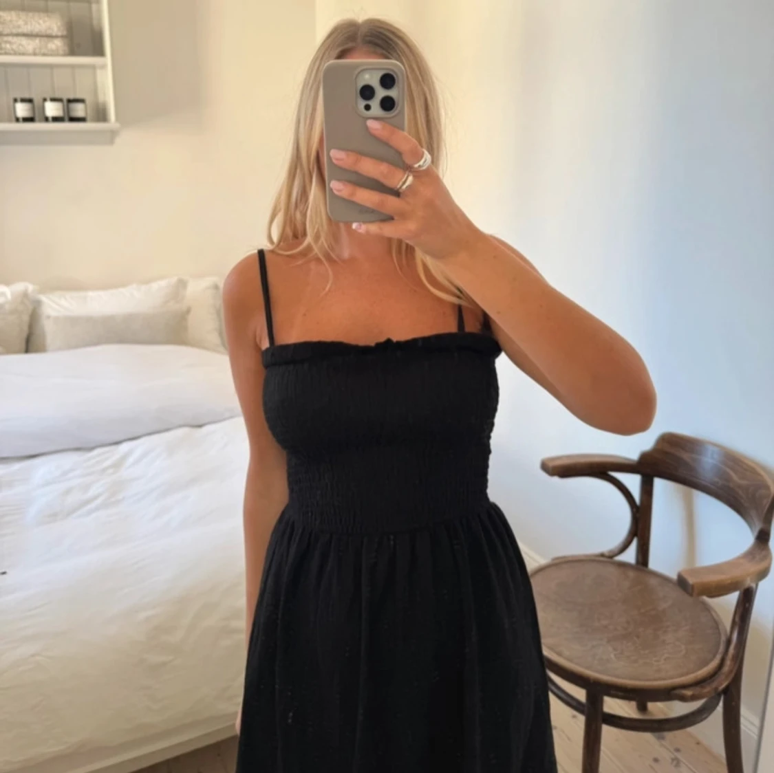 Svart axelbandslös klänning - 1