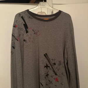 Grå tröja från Hugo Boss - Säljer denna väldigt speciella Hugo Boss tröjan. Den är speciell eftersom ingen har typ denna tröja. Den är som ny väldigt bra bevarad priset kan diskuteras vid snabb affär!