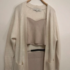 Beige lång kofta  - Fin kofta från Gina tricot. Normal i storlek. Obs: linne och kjol ingår en - endast kofta.