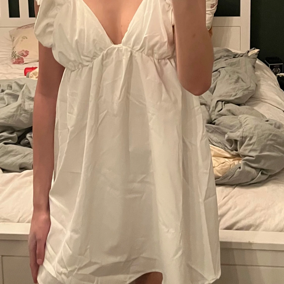 Vit klänning med volang  - 3