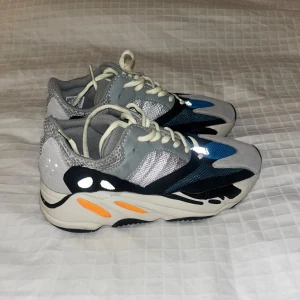 Adidas Yeezy Wave runner - Snygga Adidas Yeezy sneakers. Säljes då de är för stora för mig. Superfint skick, inga synliga tecken på användning 💗