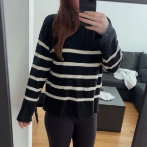 Stickad randig tröja - Säljer en svart och vit randig tröja från Vero Moda. Tröjan har långa ärmar och en bekväm passform. Kan gå ner i pris vid snabbt köp:) Jag är en storlek S