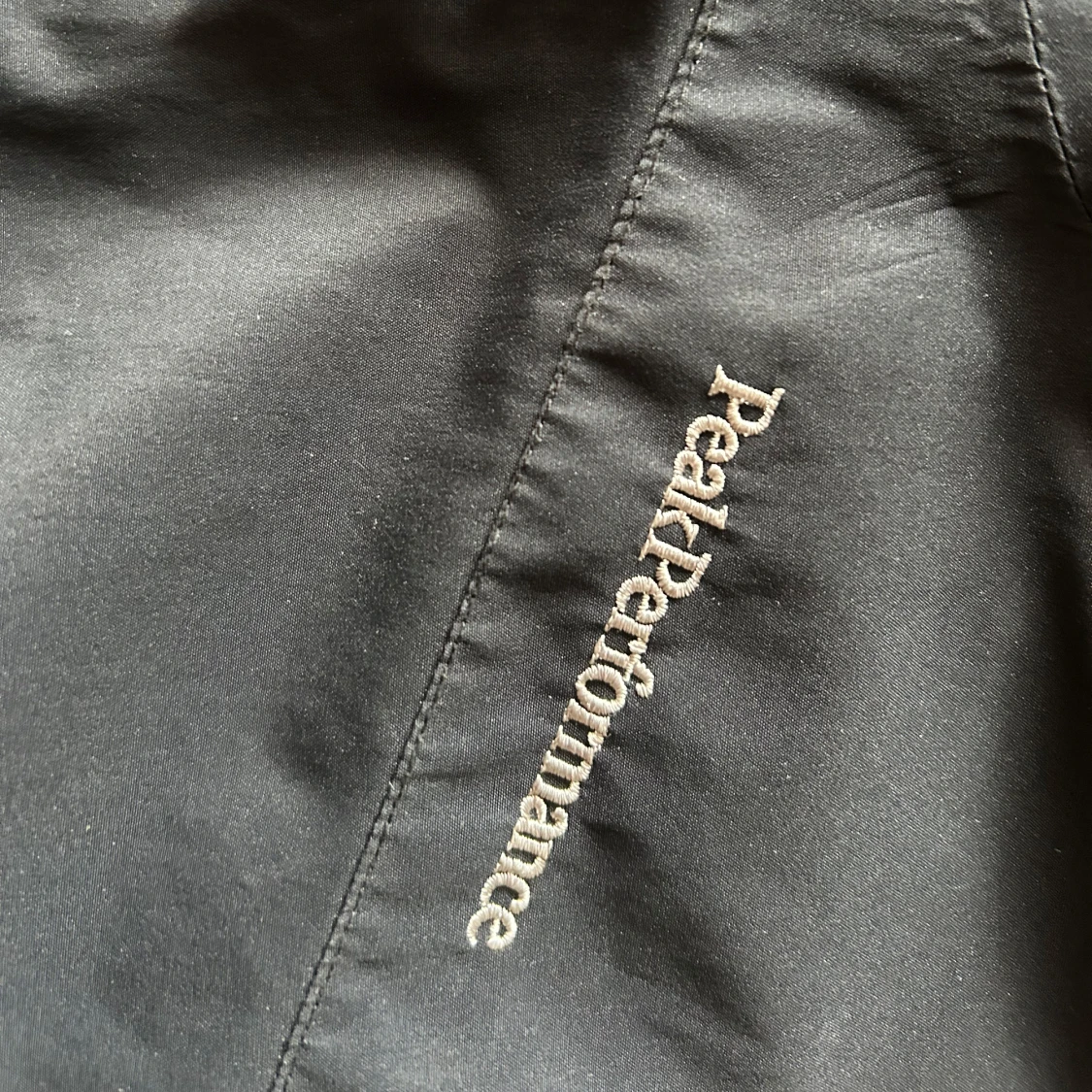 Vind och regnjacka peak performance  - 4