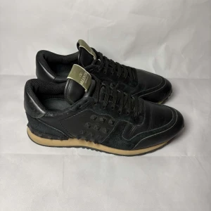 Valentino rockrunner  - - Model: VALENTIO garavani rockrunner - condition: 8,5/10- eu size: 42 fit 41 - retail prize: 9000kr.