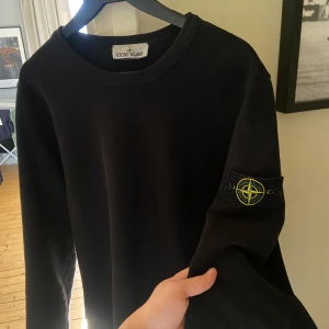 Svart tröja från Stone Island - Säljer en stilren svart tröja från Stone Island med deras ikoniska märke på ärmen. Tröjan har en klassisk rund hals och långa ärmar. Perfekt för en avslappnad och trendig look. Nypris: 2800kr Mitt pris: 1899kr 🔥 Pris kan diskuteras 👌🏻