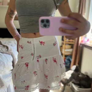 Vit blommig kjol med spets detaljer från Zara 🍓 - Säljer en fin kjol från Zara med blommigt mönster samt spetsmönster🫶🏼🍓👏🏼Så vacker verkligen och är helt slutsåld på Zara! Använt kjolen 1-2 gånger och kjolen är i st S