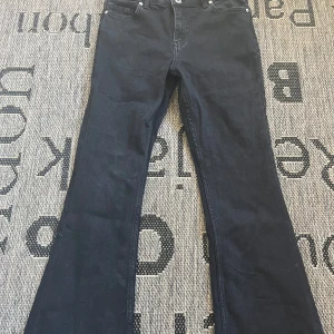 Svarta bootcut jeans från Amisu - Snygga svarta bootcut jeans från Amisu. De har bara använts en gång men är som nya.