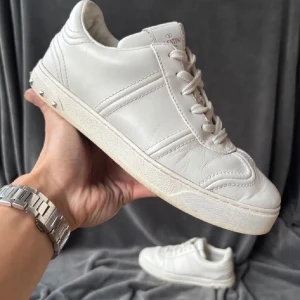 Valentino flycrews  - Valentino flycrew skor | Fint skick | orginalstorlek 38, fråga om innermått vid osäkerhet | ingår: endast skorna | fraktar spårbart eller möts upp i Täby📍(en nit saknas)