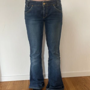 Blå bootcut jeans - Säljer dessa lowwaist bootcut jeansen från Dobber💓83 cm innerbenslängd, 42cm över midjan. På bilden hålls byxorna in då de är för stora. De är lite slitna längst ner på bakre sidan av benen. Öppen för prisförslag ! 