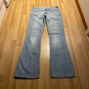 Lågmidjade bootcut jeans  - (30) De perfekta ljusblåa lågmidjade bootcut jeansen, sitter superfint i rumpan. Midjemått rakt över 39 cm, innerbenslängd: 82 cm!🩷
