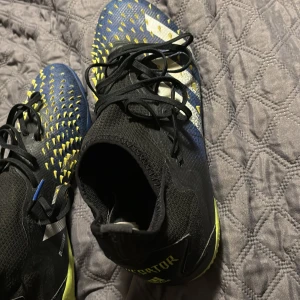 Fotbollsskor som jag vill bli av med - Mycket använt skick men stabila bara att en av snörets topp är lite förstörd