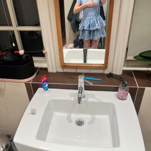 Ljusblå klänning med volanger - Charmig ljusblå klänning med volanger och kort ärm. Perfekt för sommarens varma dagar. Klänningen har en söt och lekfull design med flera lager av volanger som ger extra volym, inte använd många gånger💓