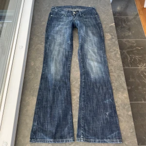 Lågmidjade jeans  - Så snygga jeans som tyvärr inte passar mig och har därför ingen bild på! Midjemått tvärsöver: 37cm Midjehöjd: 18cm Inerbens längd: 82cm💕Första bilden är inte min bild!❤️