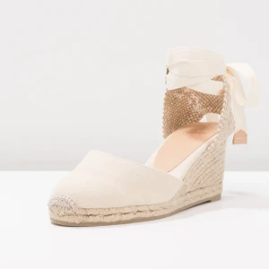 Castaner kilklackar med knytband - Snygga beige espadrillos med kilklack och knytband runt ankeln. Från castaner. Så sköna att gå i. Perfekt till studenten eller till stranden. Tyvärr för stora för mig 😢. 