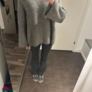 Låg/mid waisted jeans - Låg/mid waisted jeans från Monki💕 Knappt använda, och är i väldigt bra skick😁😁