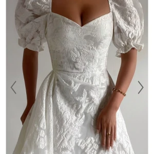 Vit klänning med puffärmar - En jättefin klänning i strlk 36/S. superfin till studenten, lapp kvar