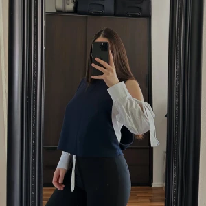 Svart ärmlös topp från Zara - Snygg svart ärmlös topp från Zara med rund hals. Perfekt för att skapa en stilren look. Tillverkad i ett mjukt material som ger en bekväm passform.🥰🥰🥰