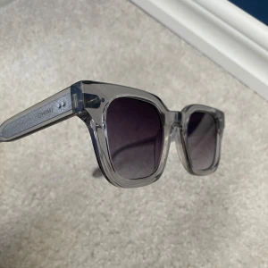 CHIMI 04 Grey - Säljer nu dessa snygga solglasögon från CHIMI i modell 04 färg grå. Glajjorna är i otroligt fint skick men boxen samt medföljande dustbag och putsduk har en del fläckar. Nypris: 1400kr Tveka inte med att höra av er!! 💕