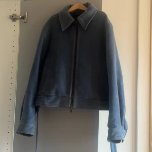 Blå jacka från Tiger of Sweden - Snygg blå mocha jacka från Tiger of Sweden. Köpt på Vingåker och använd sparsamt men har fortfarande några tecken på användning 💗🌷 Köpt för ca 800 kr