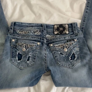 Vintage miss me jeans - Säljer dessa jätte snygga och coola low waist bootcut miss me jeansen! De är köpta här på plick för länge sedan och är i jätte bra skick, inga defekter. Midjemåttet: ca 36cm Innerbenslängden: ca 83cm