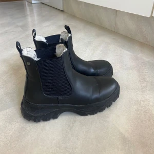 Svarta boots - Svarta boots med foder i. Köpa på din sko eller skopunkten, kommer inte ihåg.