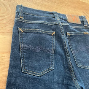 Nudie Jeans 👖  - Mörkblå jeans från Nudie! | Skick: 9/10 | Pris: 319kr kan som vanligt diskuteras vid snabb affär! | Fraktas inom 24h! | Frågor eller funderingar? Kontakta mig på Estilo! |