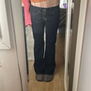 Low Waist bootcut jeans  -  Som nya! Inga defekter eller liknande, 20cm från byxkant till skrevet, 72cm innerbens längd. Hon på bilden är 165 och har S i andra byxor. Strl W28 L30🥰