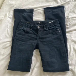 Mörkblå jeans från LTB - Säljer ett par mörkblå jeans från LTB i modellen Valerie. De har en klassisk femficksdesign och är tillverkade i ett stretchigt material för extra komfort. Jättebra skick, lite blekta längst ner, men inget som syns