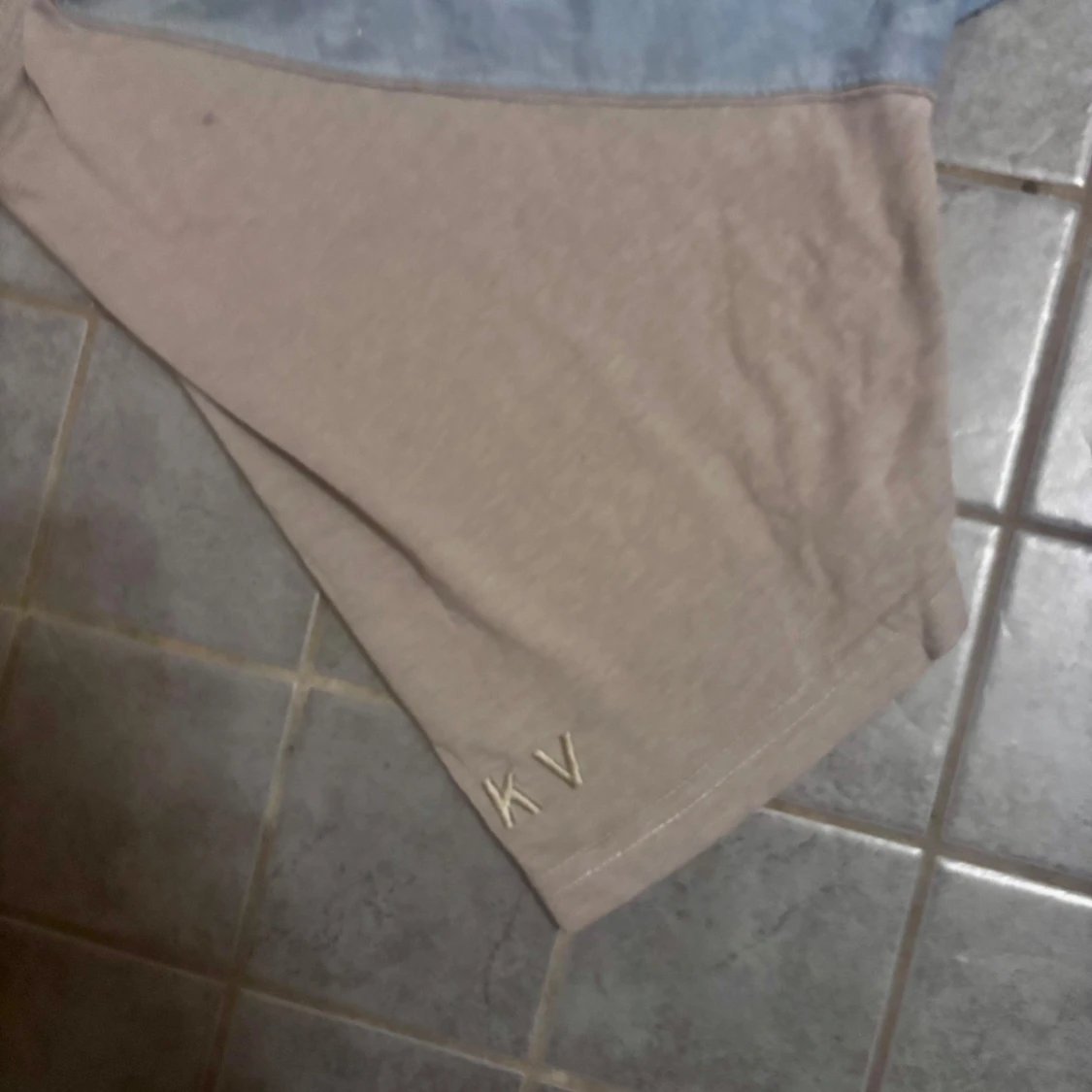 Grå/Blå t-shirt med KV på ärmen - 1