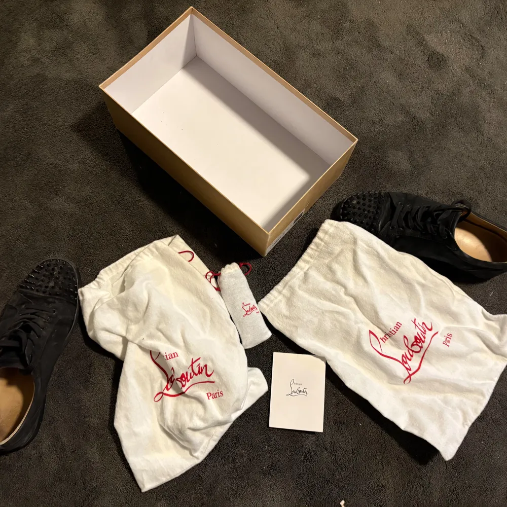 Säljer nu mina loubs då jag sugen på något nytt, inte använd mycket alls, köpta helt äkta kvitto allt finns med. Skick 8/10 en spik saknas dock men inget man lägger märke till, finns att köpa till också. Hör av er vid funderingar eller bud!. Kengät.