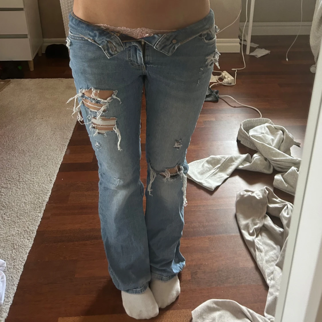 jättesnygga jeans med slitningar