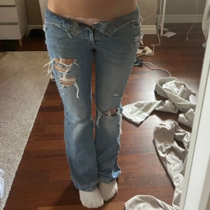 jättesnygga jeans med slitningar - jättesnygga jeans med slitningar!! tror dem är i storlek 34. lite långa på mig som är ca 165. 