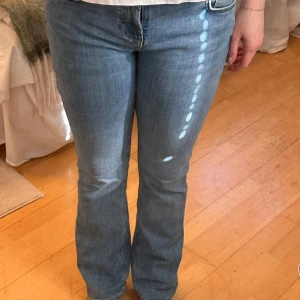 Blå jeans från Zara - Säljer mina Bootcut jeans ifrån Zara, då dom tyvärr inte kommer till användning. Jeansen är som nya och har inga difekter. Storlek 38. 