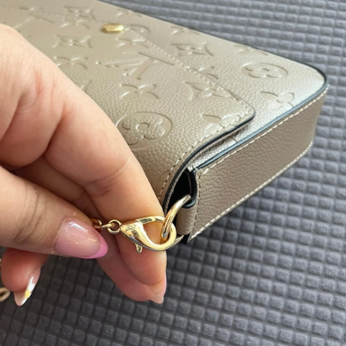 Beige handväska med guldkedja - 3