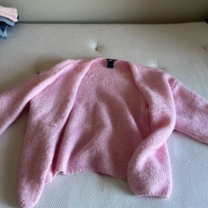 Rosa kofta❤️ - Säljer mina jättefina trendiga kofta som jag inte använder🥰 använd ett fåtal gånger❤️ nypris:349