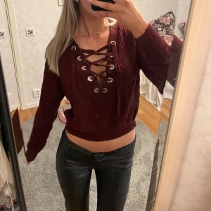 Vinröd stickad tröja med snörning - En vinröd stickad tröja med snygg snörning framtill💗🤩