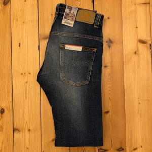 HELT NYA Nudie slim fit jeans ”Thin Finn” W29 L32 - Tvärfeta marinblåa Nudie slim fit jeans | skick 10/10, helt nya med lappar | modell ”Thin Finn” | W29 L30 | pris i butik ca 1500kr, vårat pris 699kr, galet bra pris | vi postar inom 24 timmar, ofta inom 60 minuter | vi kan ej erbjuda en bild med jeansen på då det inte är våran storlek // HLselling