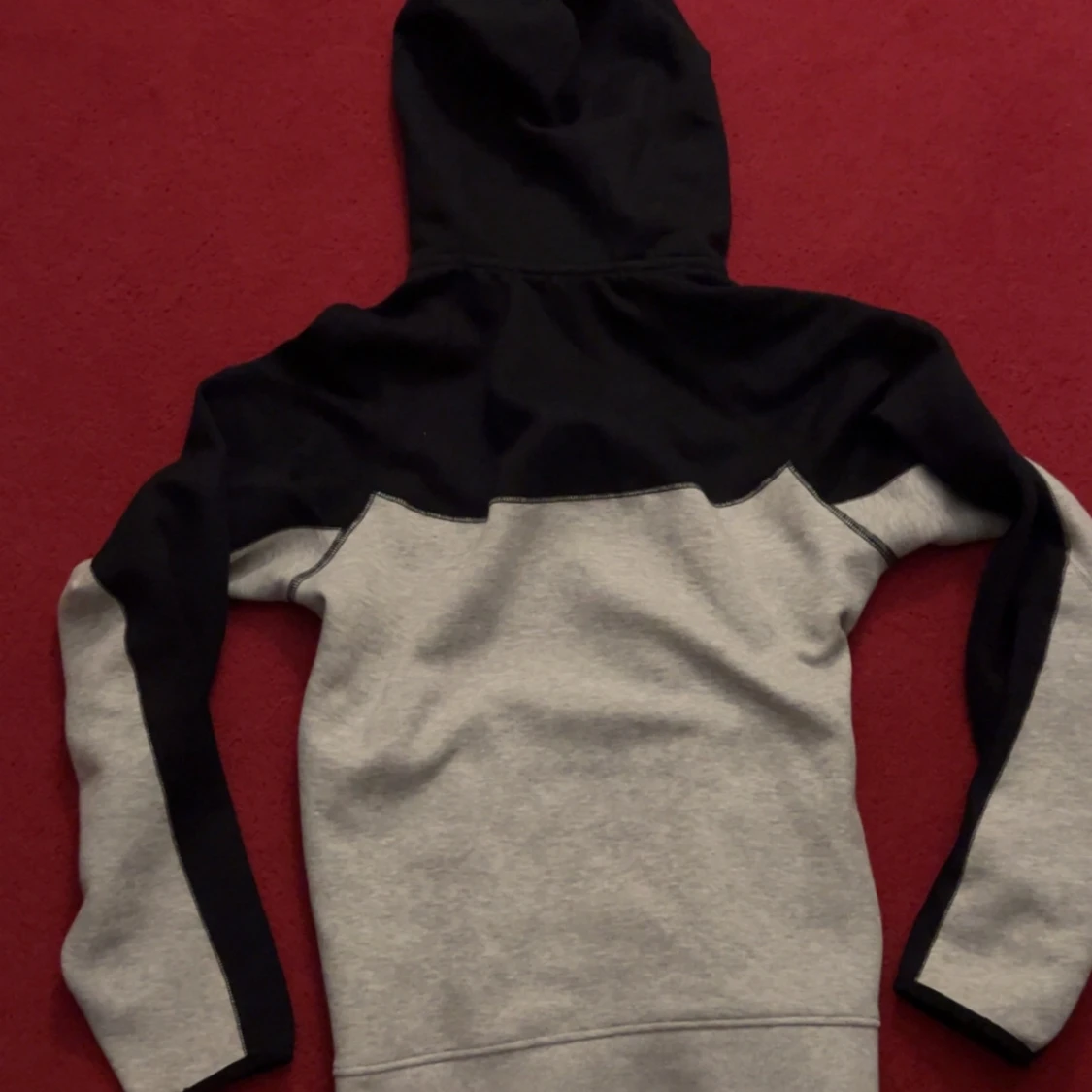 Grå och svart huvtröja från Nike tech - 1