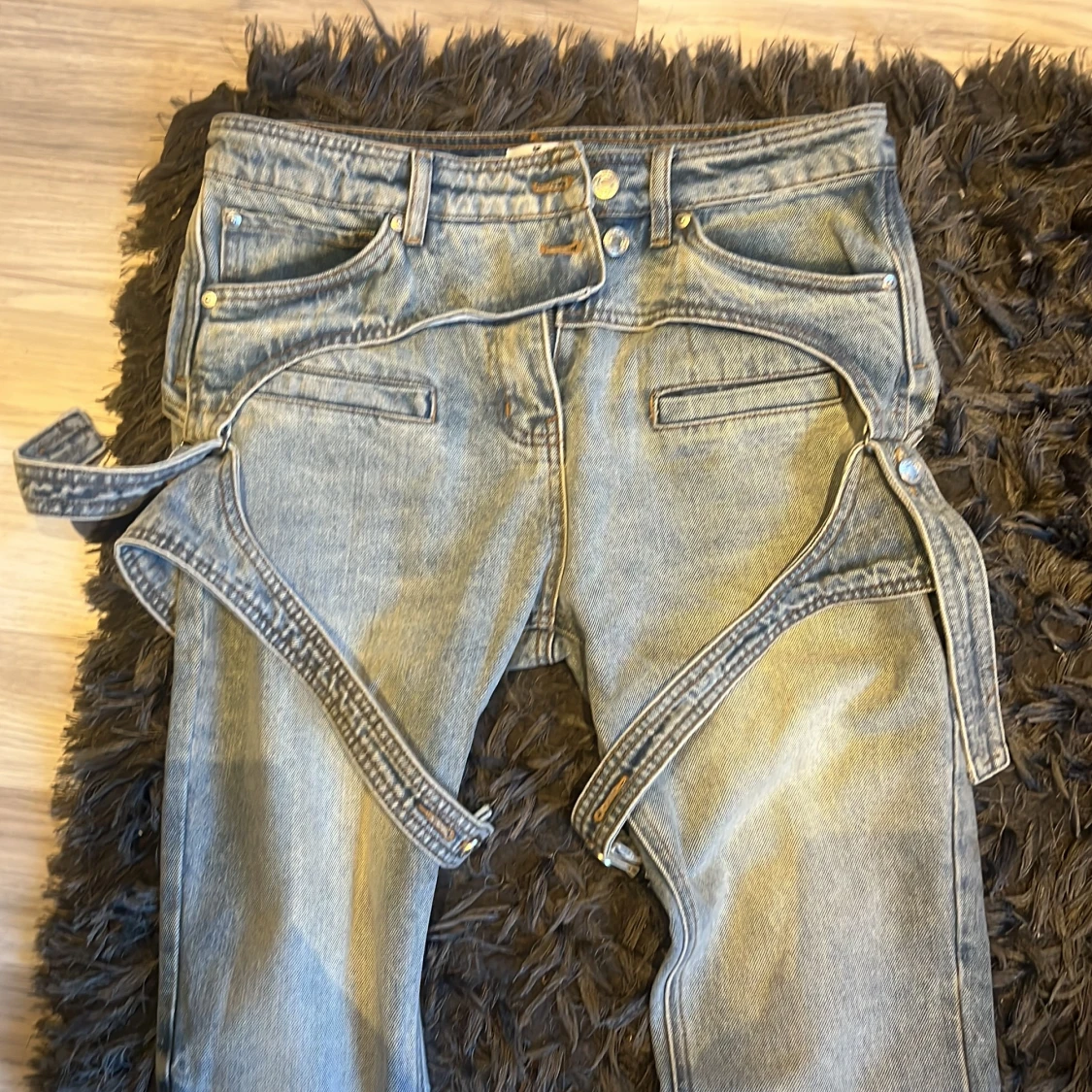 Blå jeans med bältesdetalj - 1