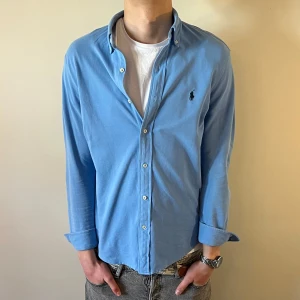 Blå Ralph Lauren skjorta - Nu säljer vi ännu en fet polo skjorta som passar till alla tillställningar! Du ska kunna uttrycka stil utan att det kostar för mycket! Skjortan är i mycket bra skick!🕺🍾💼🤩  Storlek👔: M Nypris💰: ca 1499 kr 