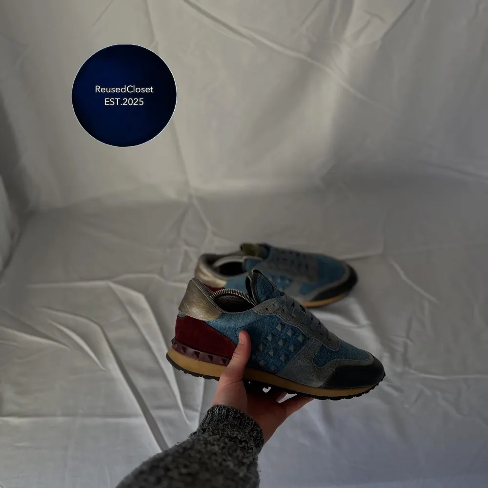 Valentino rockrunner | Storlek 42 (passar 43) | skick 9/10 | färg (blå) | Varken dustbag eller box ingår vid köp! | Hojta till vid frågor eller funderingar, ingen fråga är dum! MVH ReusedCloset⚜️. Kengät.