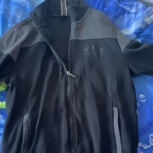 Svart och grå hooidie från Boss - Storlek M Boss hoodie finns inte kvar att köpa från boss, inga skador alls.