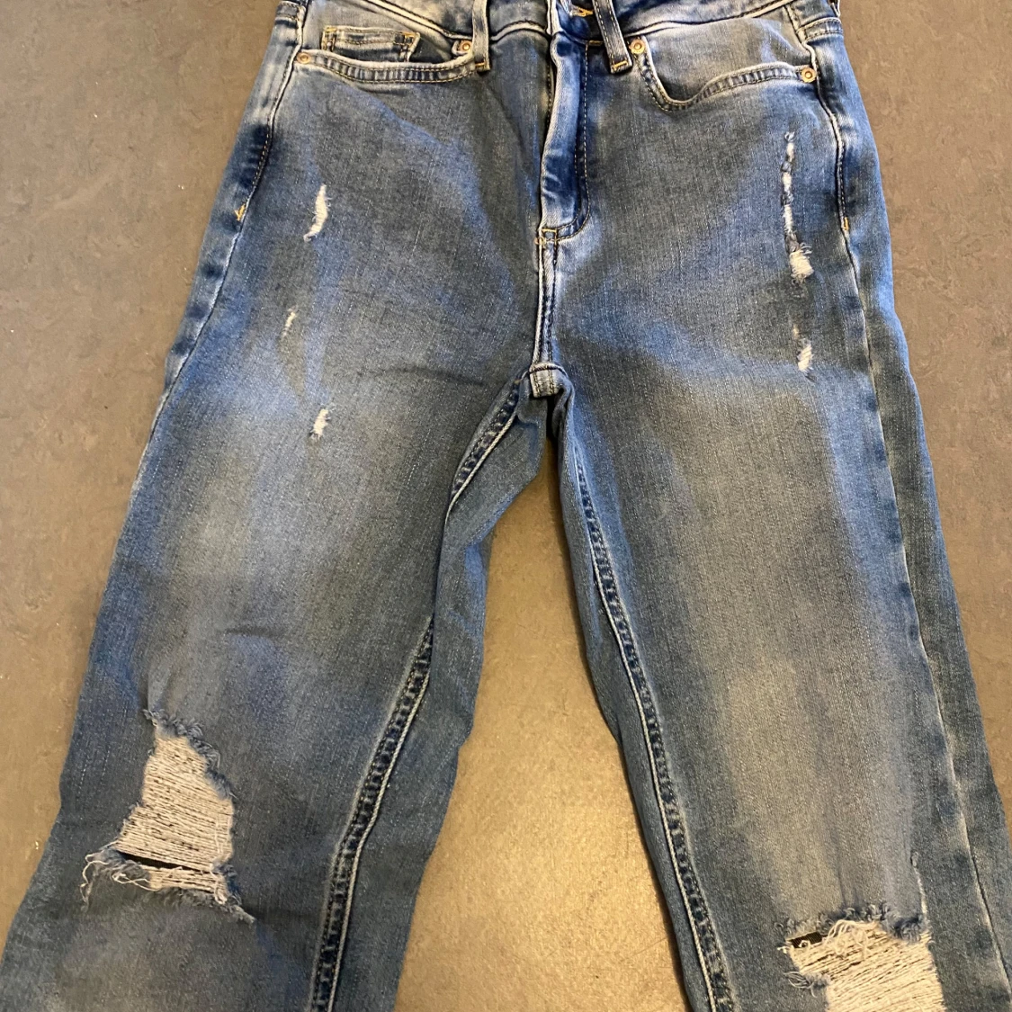 Blå jeans med slitningar från ONLY - 2