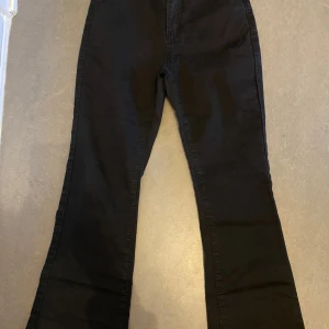 Svarta bootcut jeans - Snygga svarta bootcut jeans med hög midja och klassisk femficksdesign. Perfekta för en stilren look. De har en knapp och dragkedja framtill. De är från Shein i storlek petite XS stretchig material! 
