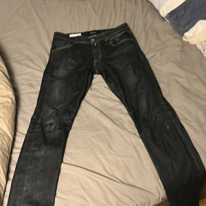 Mörkblå jeans från Replay - Snygga mörkblå jeans från Replay med klassisk femficksdesign. Jeansen är av replays hyper flex material vilket gör dom extremt sköna. Skriv för fler bilder eller om ni har frågor.