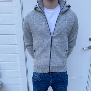 Stickad cardigan med foder  - En sjukt fet stickad cardigan med foder inuti vilket gör den perfekt nu till tidig vår 🌤️| Skick: 10/10-Ny | Hör av er vid fler frågor!